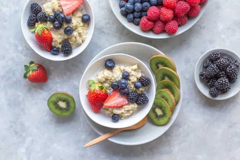 Baked oats with banana and berries